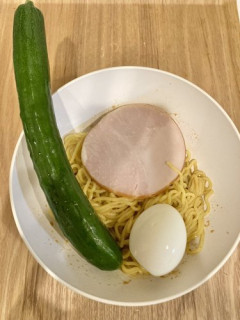 【悲報】男「簡単に冷やし中華でいいよ」女「卵焼いて～きゅうりとハム切って～」←これ