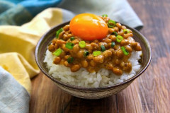 【悲報】貧乏エアプ「もやし生活だわ」「パスタばっか食ってる」ガチ貧困ワイ「……納豆」ｗｗｗｗｗｗｗｗｗｗ