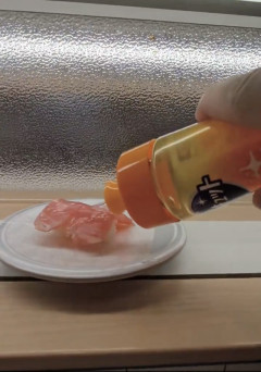 【悲報】はま寿司、迷惑客にレーン上の寿司へ洗剤ドバドバされる動画が拡散…公式「到底容認できない」