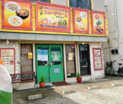 【画像】インドカレー屋メニュー表の後ろの方にいるこいつらｗｗｗｗ
