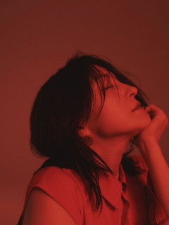 【画像】広末涼子さん、深紅の最新ショットを公開 7月に46歳バースデーライブ開催