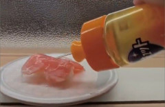 【寿司テロ】はま寿司とみられる店舗で、寿司に洗剤をぶっかける動画が炎上