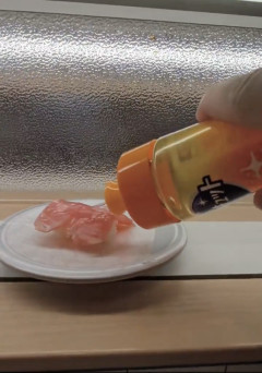 【悲報】はま寿司、迷惑客にレーン上の寿司に洗剤をぶっかけられてしまう
