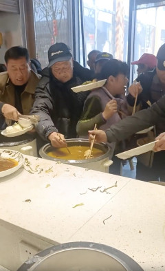 【動画】 中国人、朝食バイキングのマナーが悪すぎる・・・・・・・
