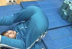 【画像あり】地上波さん、人気女子アナにとんでもない格好をさせてしまう👈😭