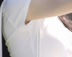【画像】テレビさん、またしてもムフフな格好した女を見つけてカメラを回してしまう