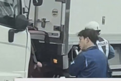 【驚愕】トラックに挟まれたまんさん、無事生きてる模様・・・