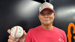 【朗報】巨人戸郷「橋上監督　1勝目」サイン入りボールを監督に渡す粋な計らいに思わず監督もニコニコ