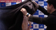 【悲報】YouTubeで人気プロ格闘家の下半身が丸出しの放送事故wwwwww