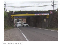飲酒運転女(21)の車の助手席から顔を出していた女性(21)、高架の壁に激突し死亡