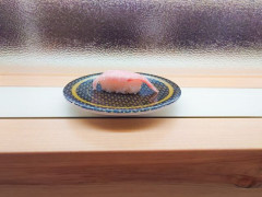 【悲報】はま寿司、迷惑客にレーン上の寿司に洗剤をぶっかけられてしまう