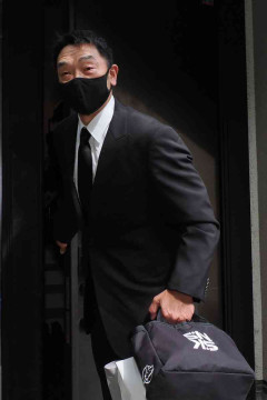 「思い通りにならないと怒る」阿部前監督　二岡コーチが退団、ゴルフでは誰もチームを組みたがらず…球団周辺でも疎まれた “裸の王様”