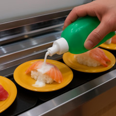 《レーン上の寿司に洗剤をぶっかけ…》SNSで“寿司テロ”動画が拡散…運営会社は「警察への相談も含め厳正な姿勢で対処」   #はま寿司 |  すぐ捕まるし損害賠償も大きいのによくやるね