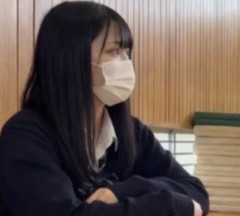 【画像】女子高生、体操座りで太ももの奥の『漆黒』まで見えてしまう・・・