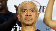⁉️「カラダすげえな」「ムキムキ」松本人志、胸元“パツパツ”Tシャツ近影に騒然、「モテじゃない」明かした筋トレの理由 -2chまとめ-