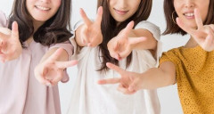 【終わり】写真撮る時にピースする人、マジでヤバイことになるかも…