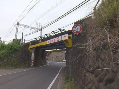 【悲報】女さん、走行中の車の助手席窓から頭を出して壁と衝突し死亡