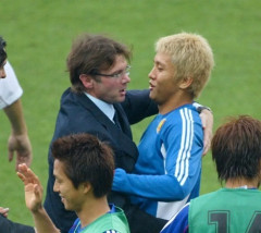 元日本代表MF稲本潤一、日韓W杯の戦術『フラット3』の裏話を激白！　トルシエ監督から理不尽な形での要求に「選手たちが話し合いで解決」