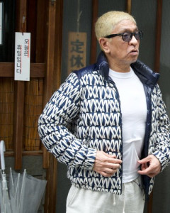 【画像】松本人志さん、62歳で胸元パツパツの白T近影