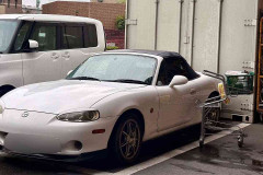 「だから車でスーパー来たくないんよ」　納車直後のスポーツカーに思わぬ悲劇　買い物カートが…ネット同情
