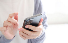 【総務省調査】スマホ保有世帯、初のテレビ超え　ネット利用者割合１３～６９歳の各年代層で９割超え 「（テレビの代わりに）スマホを部屋で見るのが習慣になっている」