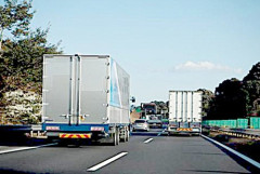 【悲報】遅いトラックさんがさらに遅いトラック抜こうとして追越車線くるのムカつくんだが・・・・・・・・・