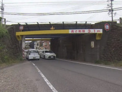 助手席の窓から顔を出していた21歳母親、壁に激突して死亡