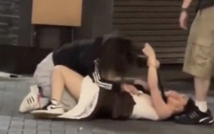 【驚愕】道頓堀で日本人女と韓国人女の殴り合いが発生WWWWWWWWWWWWWWWWWWWWWWWWWWW