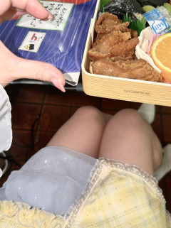【画像】弁当を載せたはずのアイドルさん、構図があまりにも露骨すぎると話題にｗｗｗｗ