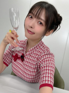 【画像】上坂すみれさん、しれっと机に乗せる