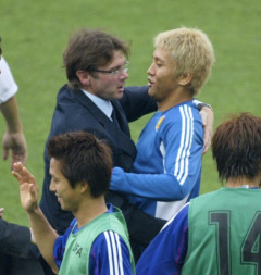 稲本潤一　日韓W杯の戦術『フラット3』の裏話を激白！　トルシエ監督から理不尽な形での要求に「選手たちが話し合いで解決」