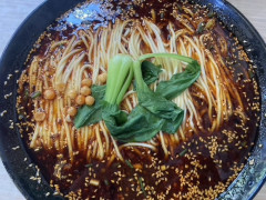 中国駐在中ワイ、生きる楽しみが北京ダック、火鍋、羊肉串、ロバ肉バーガー、焼き小籠包、ザリガニくらいしかない