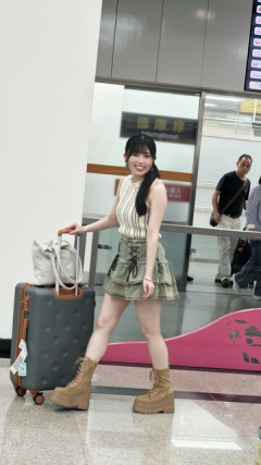 【画像】現役アイドルさん、ミニスカお○ぱいのサービスショットwwwww