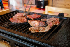 【朗報】 農家さん、無関係の飲み会に参加していると気づくも「強メンタル」で完食してしまう