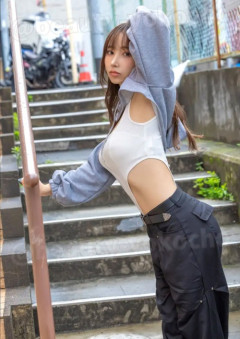 【画像】こういう「ハイレグボディスーツ」を街中で着てる女の子っｗ