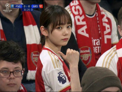 【画像】チャンピオンズリーグの中継でアーセナルのユニを来た日本人美女が写ってしまうｗｗｗｗｗ