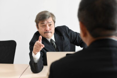 上司が変なボケする人で辛い