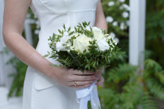 最近結婚したけれど、一人の友人だけが私に妙に厳しい態度をとっている。