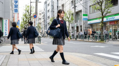 【おじ悲報】女子高生にウインクって通報されるほどのことか？？？？？？？？