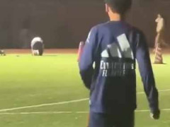 サッカー部にかわいい子が選手として入部してきた。先輩が優しく教える → まだ恋は始まらないようです…