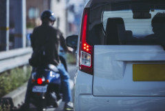 左折中の車にわざわざ巻き込まれに行く原付ｗｗｗｗｗｗｗ