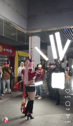 【画像】コスプレイヤーの取り巻きにガチでやばいやつが現れる