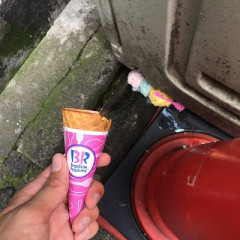 【悲報】31さん、アイスを落とした女の子に塩対応してしまい炎上wwwwwwwwwwwwwwwwwwww