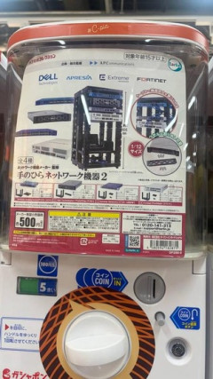 海外「日本でネットワークサーバーのミニチュアを買ってきたぞ！」世界のサーバー屋の間でも人気な日本のカプセルトイシリーズに対する海外の反応