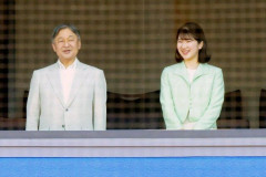 天皇陛下と愛子さま、六大学野球の早慶戦を観戦　健闘たたえて拍手