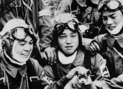 【画像】特攻隊の特攻前の集合写真がこれ、この人達のおかげで今のワイらが存在するんやな・・・