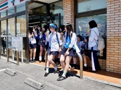 【画像】JKがたむろしているこのコンビニ入れるｗｗｗｗｗｗｗ