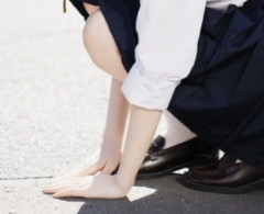 JK「すみません、コンタクト落としちゃって」←一緒に探す？