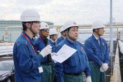 ナフサ「100％の水準に戻る」　赤沢経産相、鹿児島の備蓄基地視察