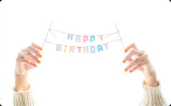 私の誕生日に夫が「誕生日おめでとう」とニコニコしながらケーキをくれた。しかし、開けてびっくり・・・